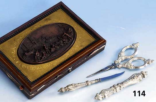 3-teil. Nagelnecessaire, deutsch um 1835, Silber gepr., best. aus: Schere, Nagelbe- hÄlter und Skalpell, im Orig.-Etui (Fingerhut fehlt, ...
