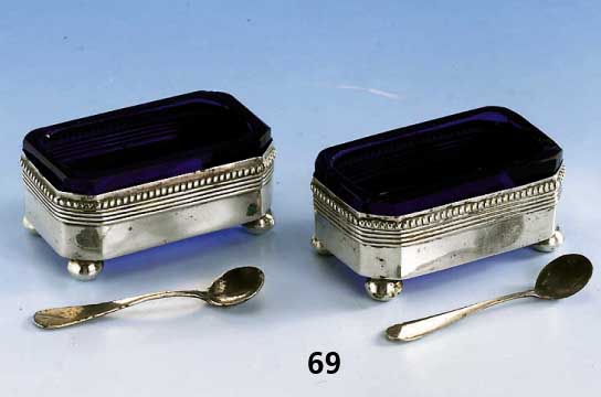 Paar SalzschÄlchen, deutsch um 1900, 800er Silber, Gebr. KÜhn, SchwÄbisch GmÜnd, Orig.-GlaseinsÄtze (min. besch.), mit 2 LÖffelchen