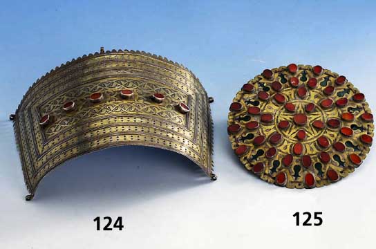 Brustschmuck, Turkmenistan um 1900, Silber vergoldet, reicher Karneolbesatz, D ca. 15.5 cm