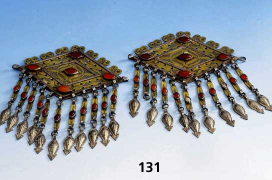 2 x RÜckenschmuck, Turkmenistan um 1900, Silber vergoldet, Karneolbesatz, 2 x Karneolbesatz an AbhÄngungen fehlend