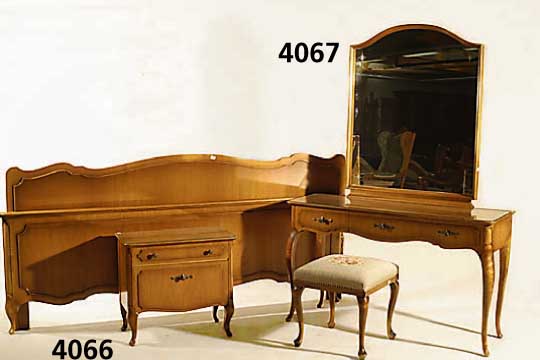 Doppelbett, deutsch, im Chippendalestil, dazu passend 2 Nachttische, Rahmenfassung, Trageteile Nußbaum massiv, Wurzelnußfurnier gespiegelt, ...