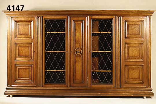 BÜcher- bzw. Vielzweckschrank, deutsch, Korpus Weicholz, Buche, Rahmen Nußbaum massiv, 6- bis 8-fach gewellt, Leistenverzierung, Kasetten mit ...