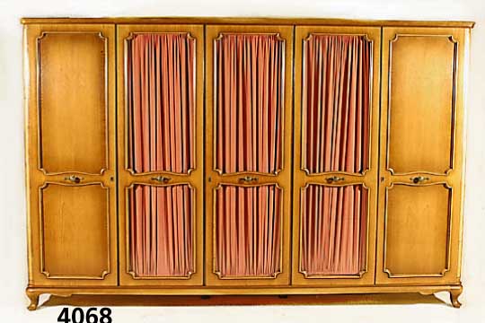 5-tÜriger Chippendaleschrank, deutsch, um 1960, auf Rahmen gearbeitet, Trageteile Nuß- baum massiv, Leistenverzierung, Unterteil ge- schwungen, ...