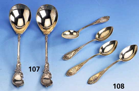 2 VorlegelÖffel, Niederlande um 1880, Silber, Rokokostil, Kartusche fÜr Monogr. frei, in orig. Etui, prunkvoll