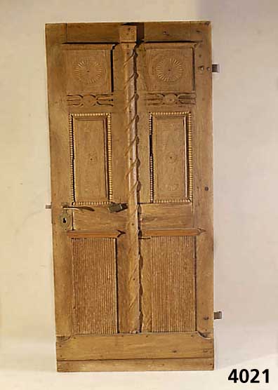 Haus- bzw. HoftÜr, sÜddeutsch, um 1770, Louis XVI-Stil, Eiche massiv, Kasettenfassung, sparsame Schnitzerei, abstrakt floral, viel- fach ...