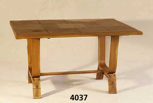 Verwandlungstisch, deutsch, um 1930, Bugholz , Nußbaumfurnier, mittig mit Schachbrettein- lage, eingelegt in Nußbaum und Birke, auszieh- bar, ...