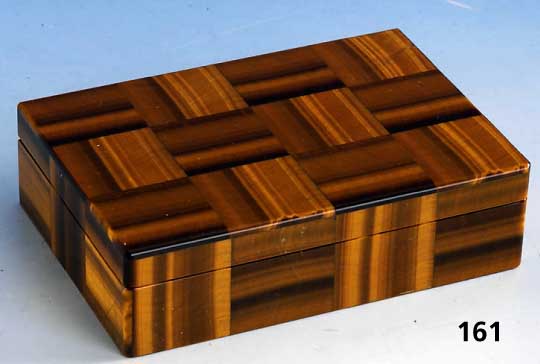 Deckeldose mit Tiegeraugenintasien auf Mamor, Maße ca. 12.2 x 17.5 x 3.5 cm, sehr guter Erhaltungsszustand, sammelw.