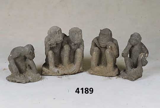 4 Affen, wohl Ceylon, wohl Sandstein, in verschiedenen vermenschlichten Haltungen, bewegt, asymetrische Anordnung, dekroativ, ca. HÖhe: ca. ...