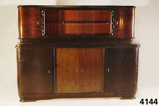 Aufsatzbuffet, deutsch, 1937/38, Korpus Weichholz, Buche, Eiche- bzw. Kaukasischnuß- baumfurnier gespiegelt, Oberteil innen mit Mahagonifurnier, ...