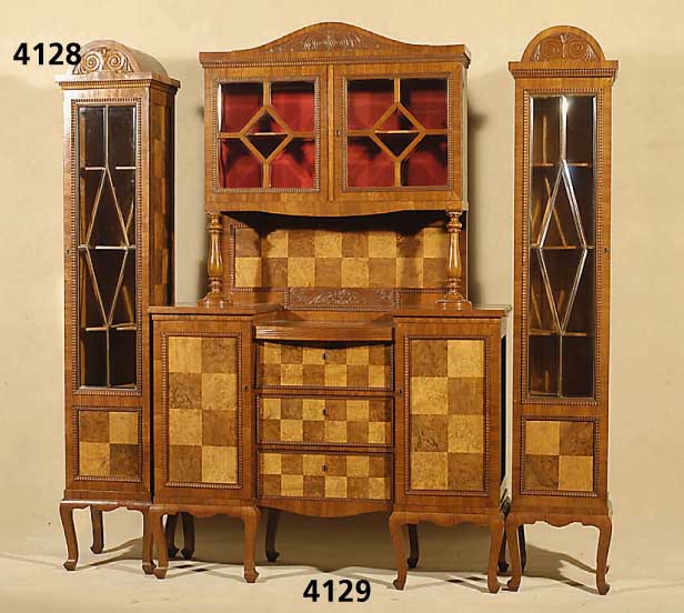 2 Pfeilervitrinen, deutsch, um 1908/10, wohl Darmstadt, ursprÜnglich zu Salon gehÖrend (Sofa mit Umbau), Korpus Weichholz, Buche und Eiche, z.T. ...