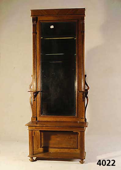 Konsole, deutsch, um 1870/1900, GrÜn- derzeit, Korpus Weichholz, Wurzelnuß gespie- gelt, seitliche Lisenen 4-fach gerillt, spar- same abstrakt ...