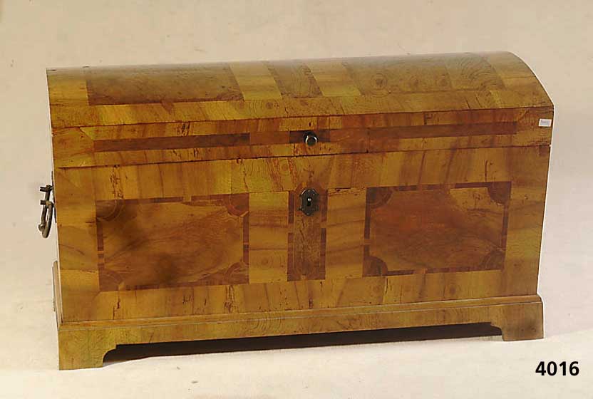 Reisetruhe, deutsch, um 1780/1820, Korpus Weichholz, Wurzelnußfurnier, Bandelwerk Maha- goni, Inlets Wurzelnuß gespiegelt, unterer Rahmen ...