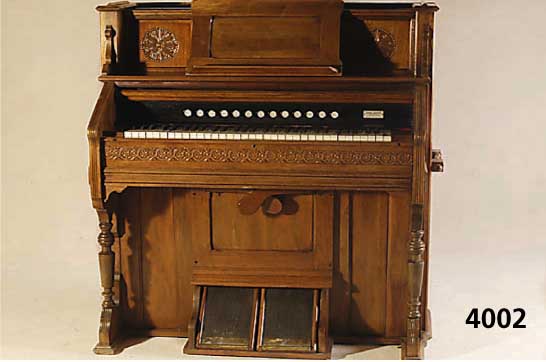 Harmonium, England/USA, um 1870, Samuel Beeston, GehÄuse Nußbaum massiv, Nußbaumfur- nier, reich gedrechselt, Flachschnitzerei aus dem ...