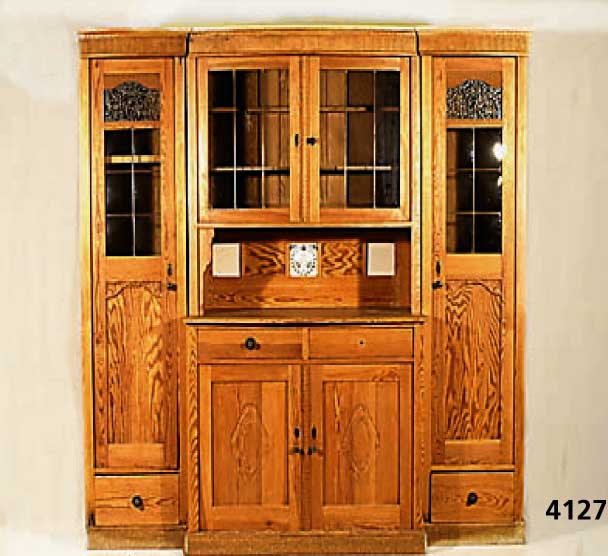 KÜchenschrank, deutsch, um 1925/28, Zierbel- kiefer, z.T. massiv, Front leicht geschwungen, Buckelglas, Messingversprossung, Steingut- einlage, ...