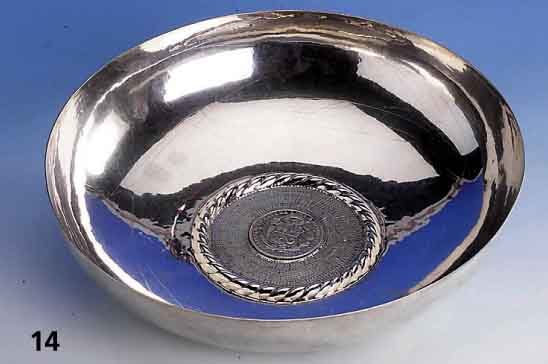 Ehrenschale, Peru 60er Jahre, 925er Silber, eingearbeitete MÜnze: 1 Sol 1888, Treibarbeit, ca. 500 g, Unikat, H ca. 5.5 cm, D ca. 24 cm