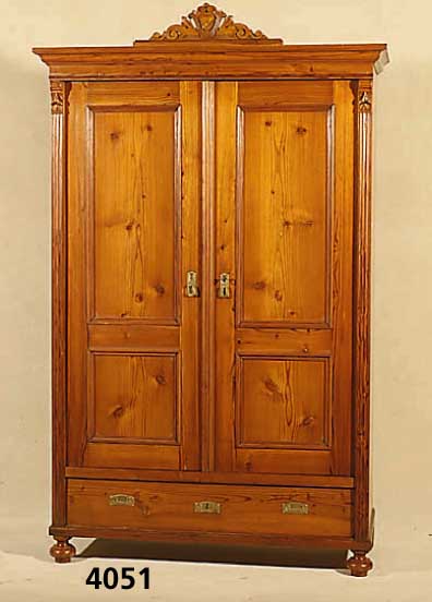 Schrank, deutsch, um 1870/80, LÄrche massiv, zweitÜrig, Sockelschublade, Lisenen gerieft, mit Velutenabschluß, abnehmbarer geschnitzter ...