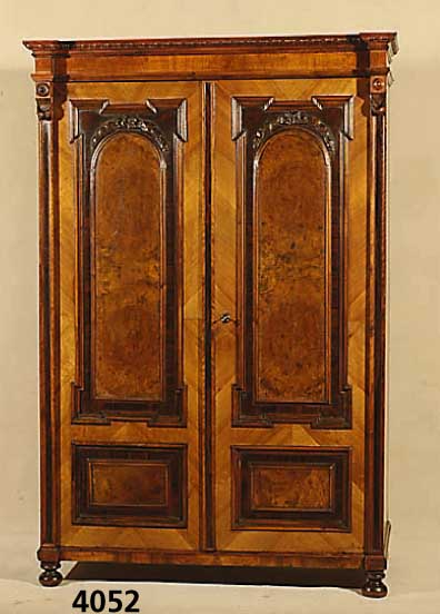 Schrank, deutsch, um 1870/80, Nußbaumfurnier , Inlets in Wurzelnuß- und Palisanderfurnier, sparsame Schnitzerei, harmonisch dekoriert und ...