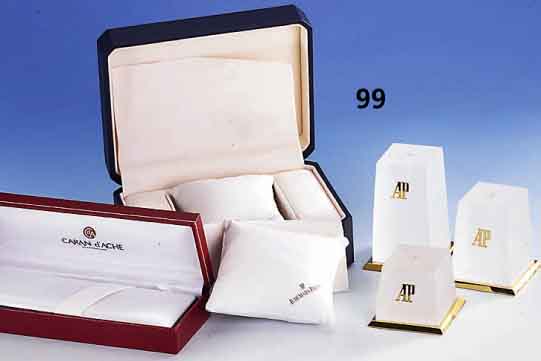 Konvolut UhrenzubehÖr: 2 Uhrenetuis mit Umkarton Jaeger Le Coultre, dunkelblau; 1 x Etui Patek Philippe/Caran d'Ache; 3 x Uhrenaufsteller ...