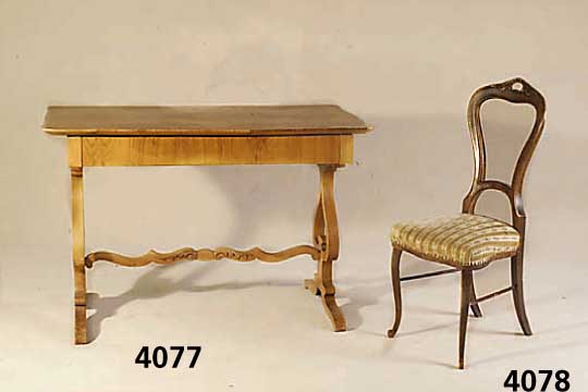 Schreibtisch, sÜddeutsch, um 1830/40, SpÄt- biedermeier, Korpus Weichholz, Nußbaumfurnier, Wurzelnußfurnier, gespiegelt, Unterbau in Lyraform, ...