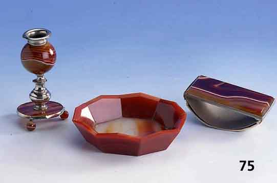 Schreibtischset, 3-teilig, mit Streifenkar- neol, deutsch/Idar-Oberstein, um 1880/90, best. aus: Kerzenhalter, TintenlÖscher und Schale ...