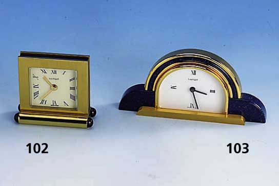 Luxor-Tischuhr, Geh. Metall vergoldet, blauer Lack in Lapislzuli-Optik, Quartzwerk, Batt muß ers. werden, Fkt. nicht ÜberprÜft, H ca. 8 cm, L ...