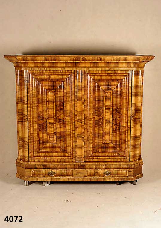 Dokumentenschrank, Frankfurt, um 1700/20, sogenannter Wellenschrank, auf Rahmen gearbei- tet, Weichholz, Wurzelnußfurnier, horizontal und vertikal ...