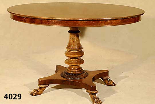 Tisch, norddeutsch, um 1870/80, Korpus Weichholz, Nußbaumfurnier z.T. gespiegelt, TatzenfÜße aus dem Vollholz, SÄule gedrechselt , aus dem ...