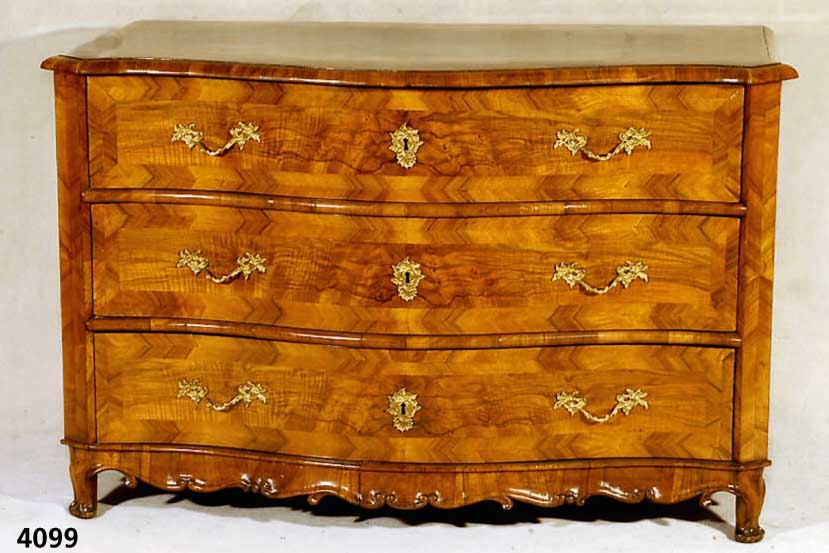 Elegante Barockkommode, Rheinhessen/Mainz, um 1750, Korpus Weichholz, Wurzelnußfurnier ge- spiegelt, ausgesuchtes Material, Front hori- zontal ...