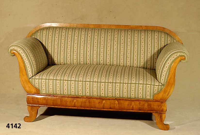 Biedermeiersofa, sÜddeutsch, um 1830/35, Korpus Weichholz, dickes Kirschbaumfurnier und -platten, Front Kirschbaumwurzel, z.T. ge- spiegelt, ...