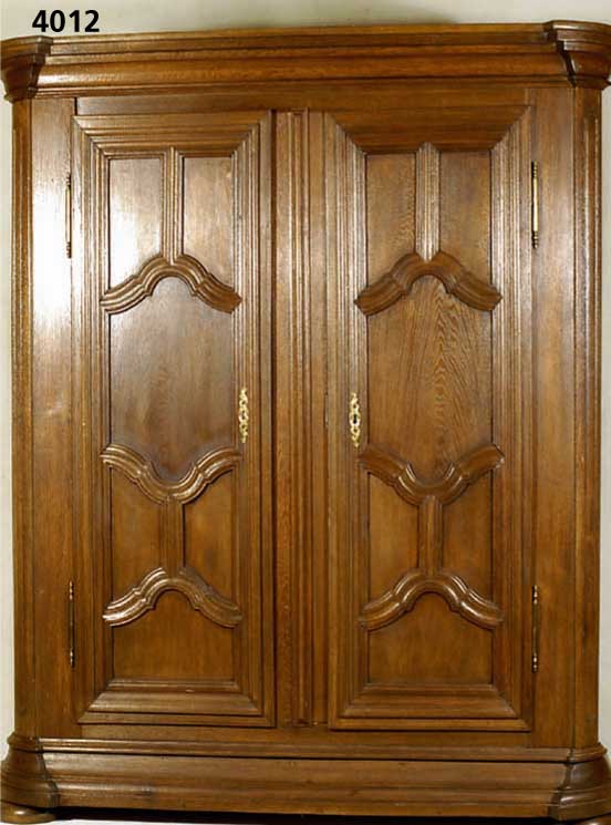 Dielenschrank, SÜdpfalz/Elsaß-Lothringen, um 1780/1810, Korpus Eiche massiv, Fuß 5-fach getreppt und geschwungen, Kopf passig, in der fast ...
