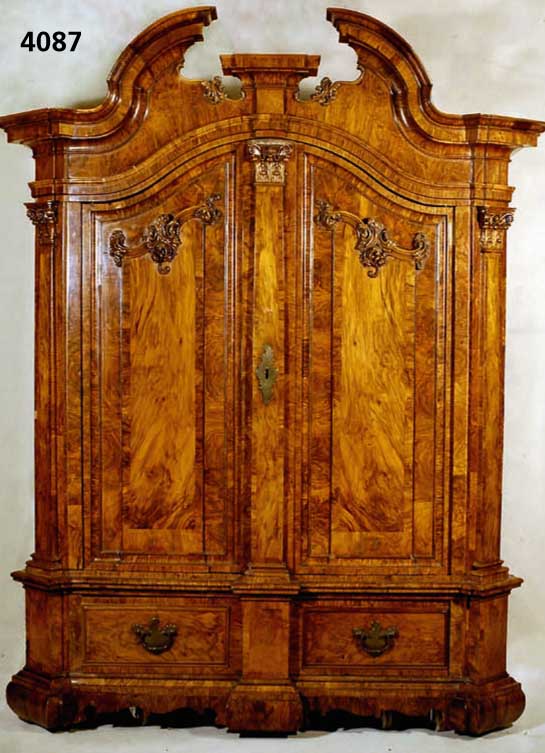 Prunkschrank, Schleswig-Holstein, um 1760/70, Korpus Weichholz, Wurzelnußfurnier durchge- hend in verschiedenen Variationen gespiegelt, von ...