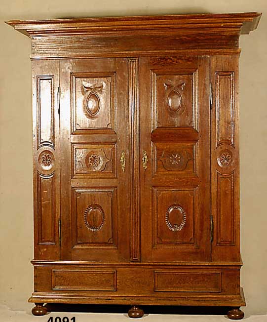 Dielenschrank, Schwaben/Bodensee, um 1810/20, Korpus Eiche massiv, RÜckwand und Innenein- richtung Weichholz, auf Rahmen gearbeitet, In- lets in ...
