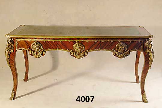 Bureau plat, nach franzÖsischem Vorbild, um 1940, Korpus Weichholz/Hartholz, Palisander- furnier, gespiegelt, reiche Gelbgußappliken in Form von ...