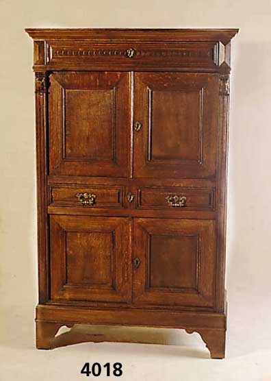Vielzweckschrank, Belgien/Niederlande, um 1900/10, Korpus Weichholz und Eiche, Lisenen 3-fach gerillt, LÖwenkopfabschluß, Rahmen mit doppelt ...