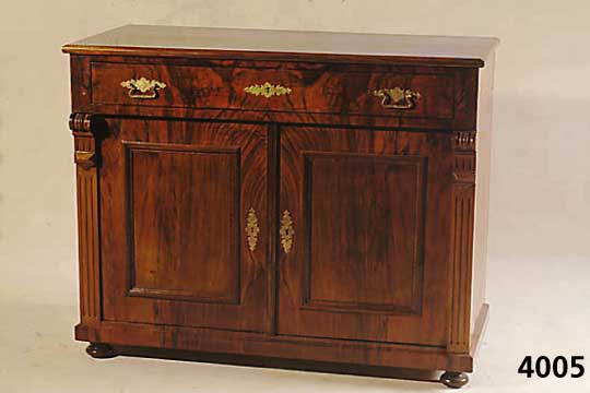 Schrank, deutsch, um 1890/1900, Korpus Weichholz, allseitig Wurzelnußfurnier, doppelt gespiegelt, original BeschlÄge, Lisenen 3-fach gerieft, ...
