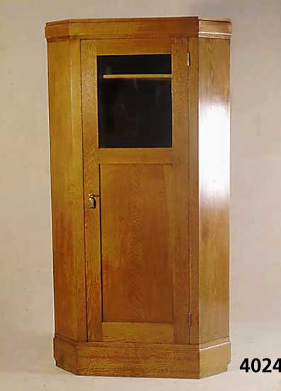 Eckschrank, deutsch, um 1900/05, Jugendstil, Korpus Weichholz, auf Rahmen gearbeitet, z.T. Eiche massiv, Oberteil verglast, original Schloß und ...