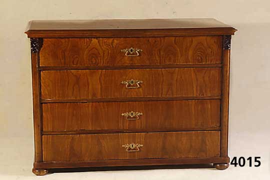 Kommode, deutsch, um 1870/80, Korpus Weich- holz, Front Nußbaumwurzelfurnier, doppelt ge- spiegelt, sehr schÖnes durchlaufendes Furnier- bild, ...