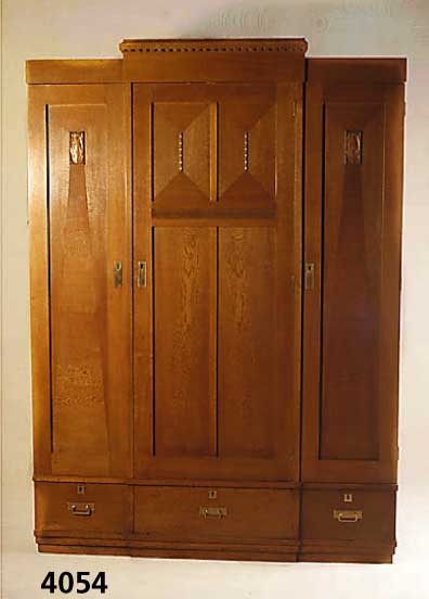 Kleider- bzw. WÄscheschrank, deutsch, um 1902/ 04, Große NÄhe zu Darmstadt, Korpus Weich- holz, Eiche massiv, Eichefurnier, großflÄchig ...