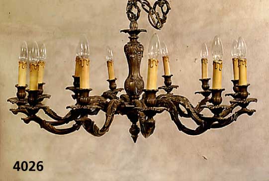 Kronleuchter, deutsch, um 1935/40, sogenan- nter Rokokostil, SÄule vielfach geschwungen, mit Akanthusblattverzierung, 12 Brennstellen, Arme ...