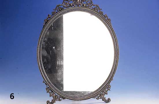 Standspiegel, deutsch, Hanau um 1900, Metall versilbert, Perlleistenverzierung, leichter Jugendstileinschlag, H 64 cm, B ca. 46 cm