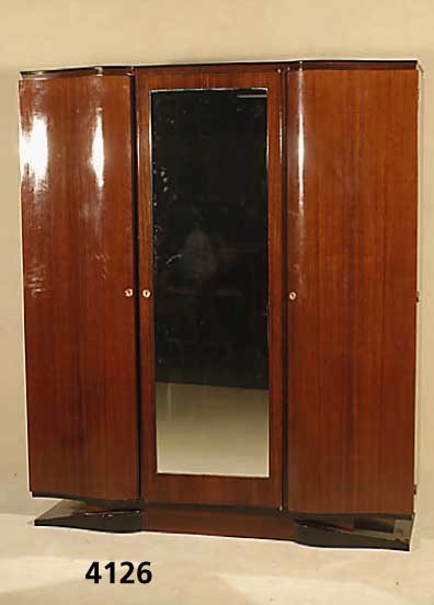 ArtDeco-WÄscheschrank, Frankreich, um 1938/42, Korpus Weichholz und Eiche, Palisanderfur- nier gespiegelt, doppelt geschweift, Fuß passig, ...