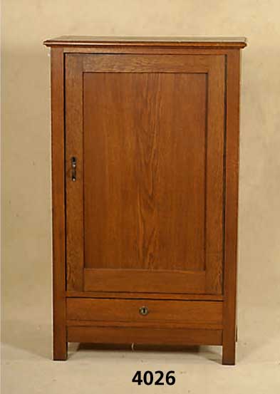 Jugendstilschrank, deutsch, um 1902/05, Weichholz und Eiche massiv, auf Rahmen gear- beitet, großzÜgige gefÜhlvolle Gliederung, mit Schublade, ...