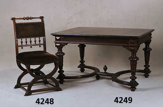 Tisch wohl Belgien um 1880/90 Korpus Weihho lz und Eiche bzw. Nußbaum z.T. massiv, Beine v erstrebt, aufgesetzte Schnitzereien, Platte mi t ...