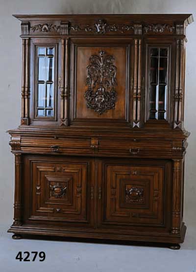 AufsatzmÖbel, Belgien, um 1900, Korpus Eiche und Weichholz, Nußbaumfurnier, aufgesetzte Schnitzereien, Rocaillen, Freundschaftsband, Ähren und ...