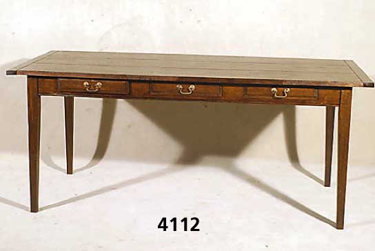 Landhaustisch, Eiche massiv, 3-schÜbig, rustikale Verarbeitung, wuchtig elegant, viel- fach verwendbar, Gebrauchsspuren, leicht schwundrissig, ca. ...