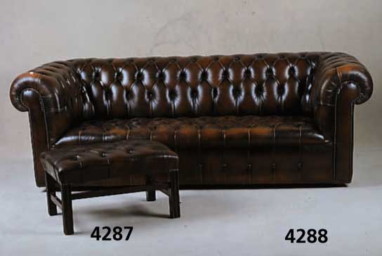 FußbÄnkchen, England um 1930/40 Barockstil, LederflÄche eng genoppt, original Leder, hervo rragende Verarbeitung, late Patina, fein krake liert, ...