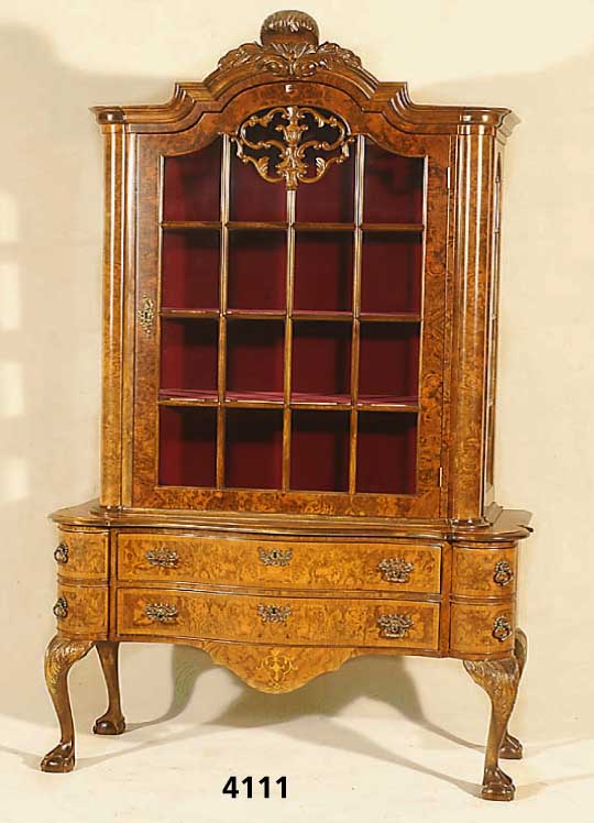 Vitrine, Holland, im Stil von 1770/80 Korpus Weich- und Hartholz massiv, Unter- und Oberteil doppelt geschweift, Unterteil mit Seitenschubladen, ...