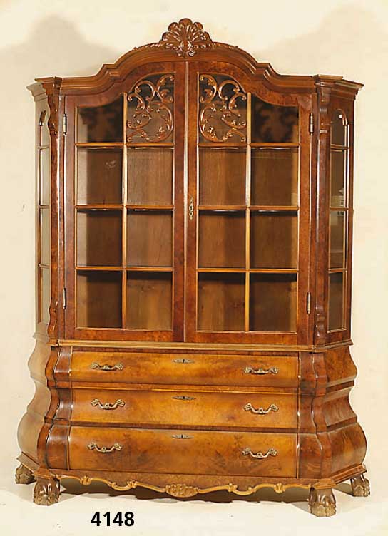Aufsatzvitrine, Niederlande, sogenannter Prahlhans, im Stil von 1770/80, Korpus Eiche und Weichholz, Wurzelnußfurnier, vielfach ge- spiegelt, ...