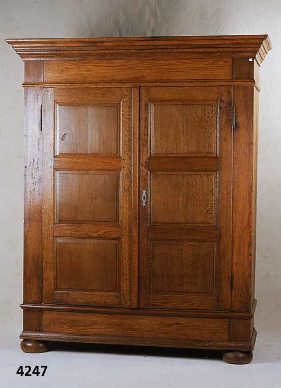 WÄscheschrank, deutsch, um 1830/40, wohl Siegerland, auf Rahmen gearbeitet, Front 3-fach in sich gegliedert, Inlets getreppt, einfache ...