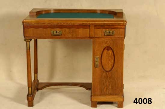 Kleiner Damenschreibtisch, deutsch, um 1900/05 Korpus Eiche/Buche massiv, z.T. Weichholz, asymetrische Anordnung, links mit gedrechselte n SÄulen, ...